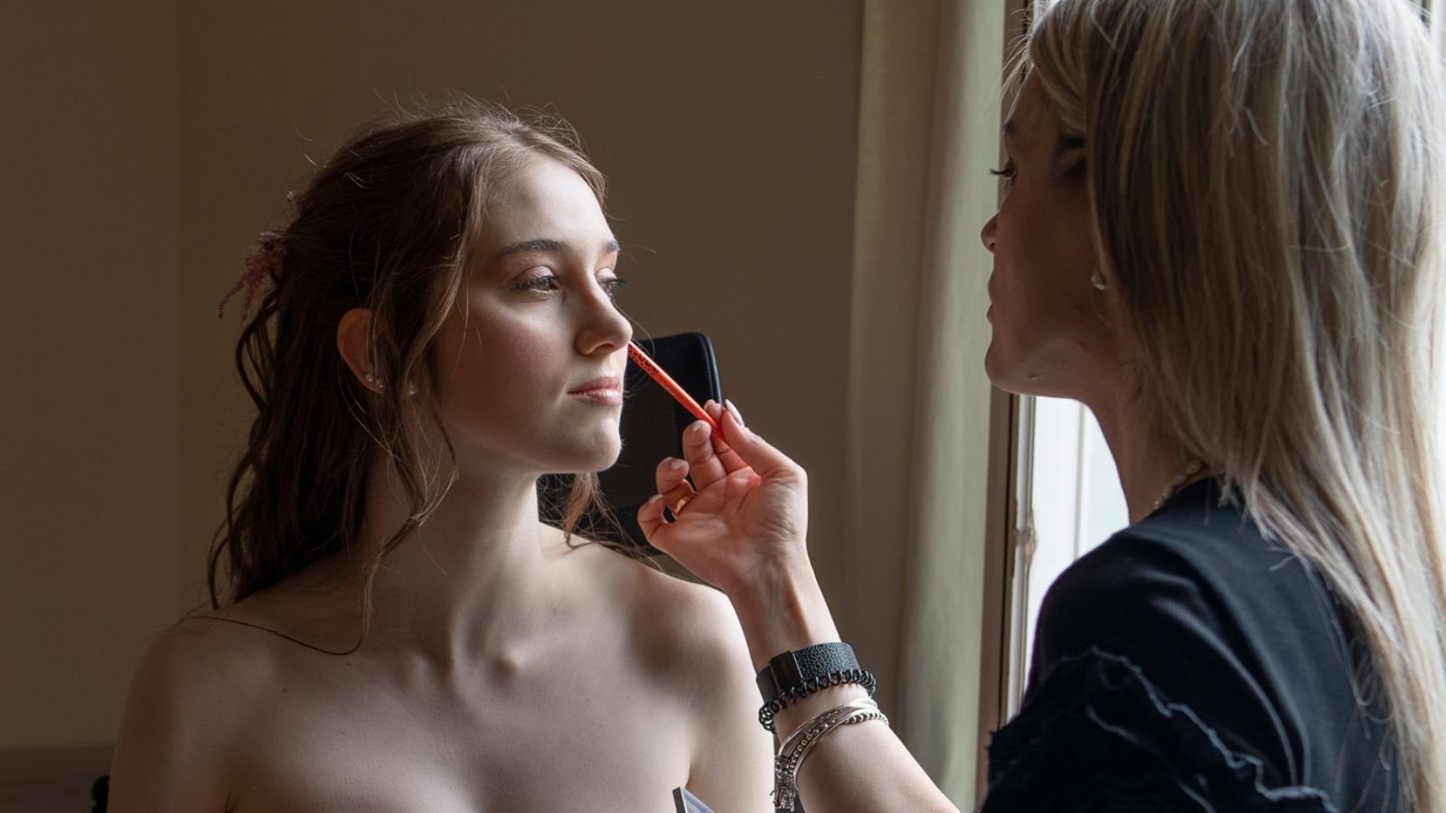 Avere un trucco che esalti i propri punti di forza e si adatti alla propria personalità è il desiderio di molte persone. Bianca Bob, truccatrice a Verona, offre consulenze personalizzate per aiutarti a trovare il make-up perfetto per te. Durante la consulenza, Bianca analizza il tuo viso, il tono della tua pelle e il tuo stile personale, proponendoti soluzioni su misura che ti faranno sentire bella e sicura. Che tu voglia imparare a truccarti da sola o desideri un look speciale per un’occasione importante, Bianca è pronta a guidarti passo dopo passo nel mondo del make-up. Prenota una consulenza e scopri come esaltare la tua bellezza naturale con i consigli di una professionista. Galleria foto di Bianca Bob, makeup artist